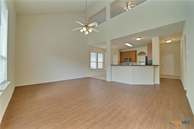 Building Photo - 121 Park Ln