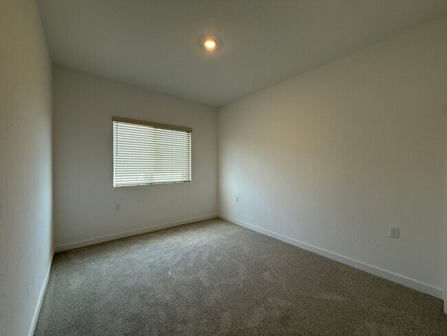 Building Photo - Brand new stunning 4-bedroom, 2.5-bathroom home in the desirable Clovis, CA