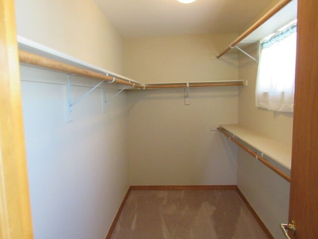 Building Photo - Spacious 5 bedroom home in Hunters Glen
