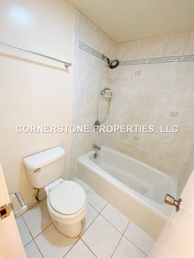 Building Photo - 796 Isenberg St