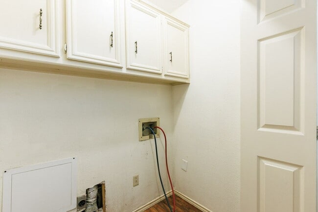Building Photo - 2 Bedroom Duplex