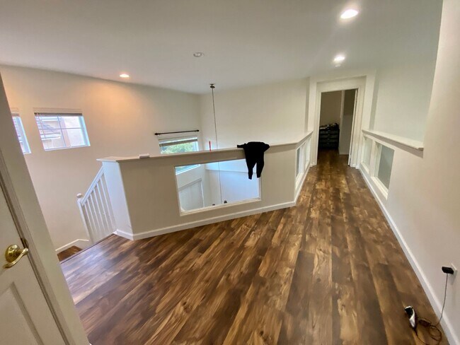 Building Photo - Desirable 5br3 car garage executive home b...