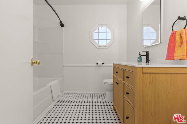 Building Photo - 5733 Radford Ave