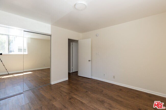 Building Photo - 1233 Barry Ave