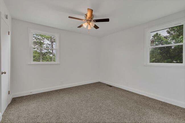 Building Photo - Incredible Fully-Updated 3 Bedroom Home wi...