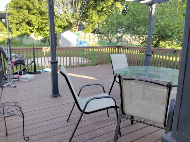 Building Photo - 295 Center St