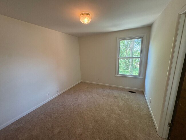 Building Photo - 6808 River Ridge Dr