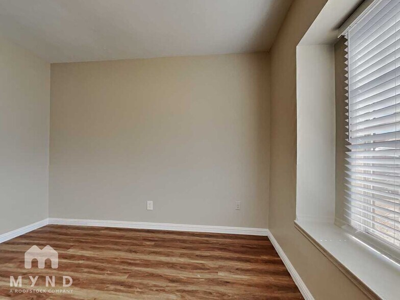 Building Photo - 818 E Piute Ave