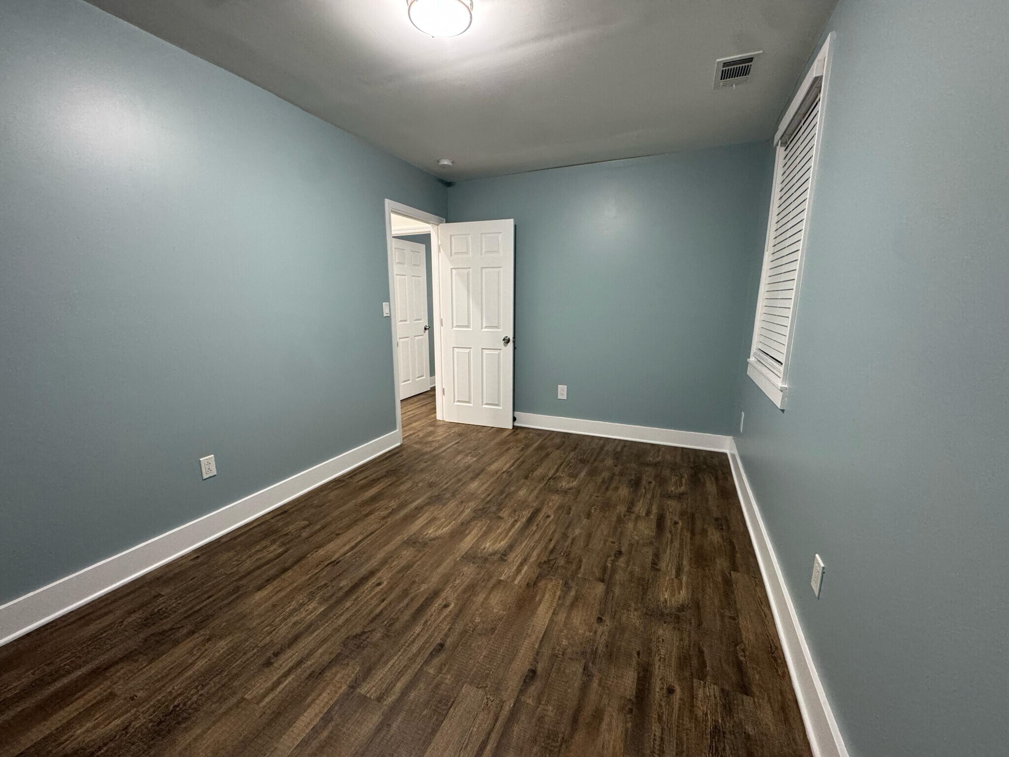 Building Photo - 319 E Main St