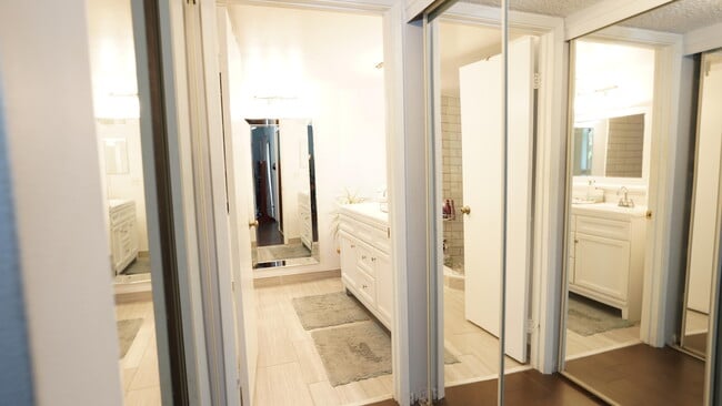 Building Photo - 100 Pelican Pointe Dr