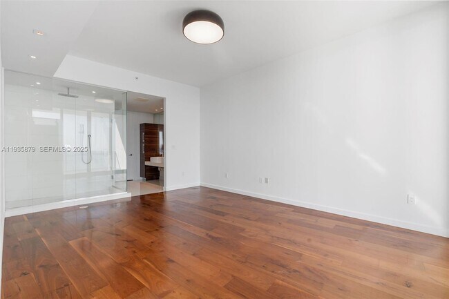 Building Photo - 2020 N Bayshore Dr