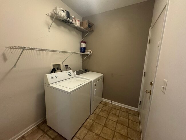 Building Photo - 1574 Millbrook Dr