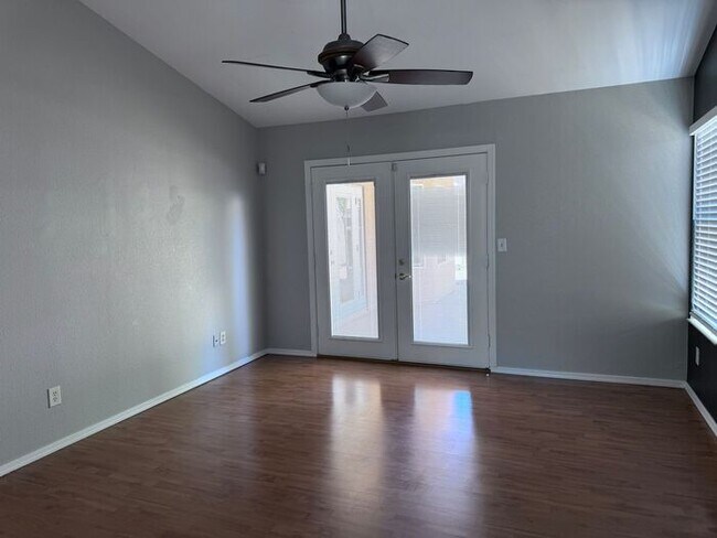 Building Photo - Adorable single floor 4 bedrooms,2 bathroo...