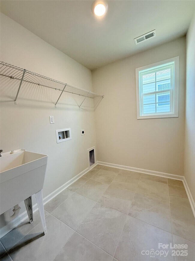 Building Photo - 5084 Silver Crk Ln