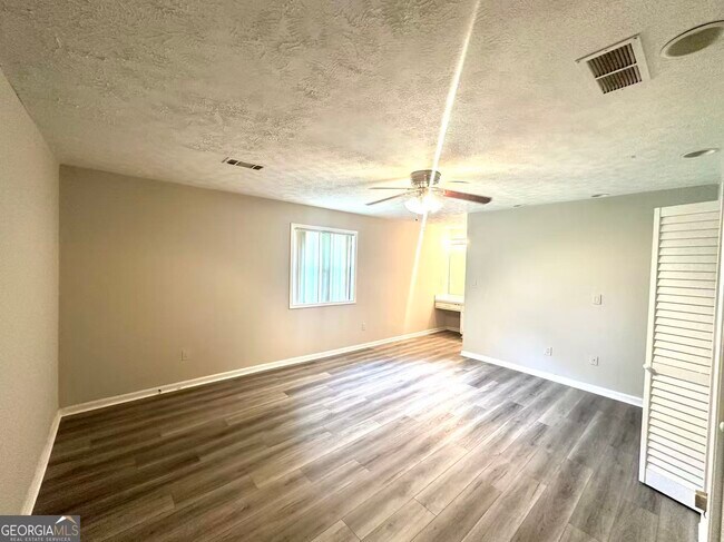 Building Photo - 100 Lakeview Ln