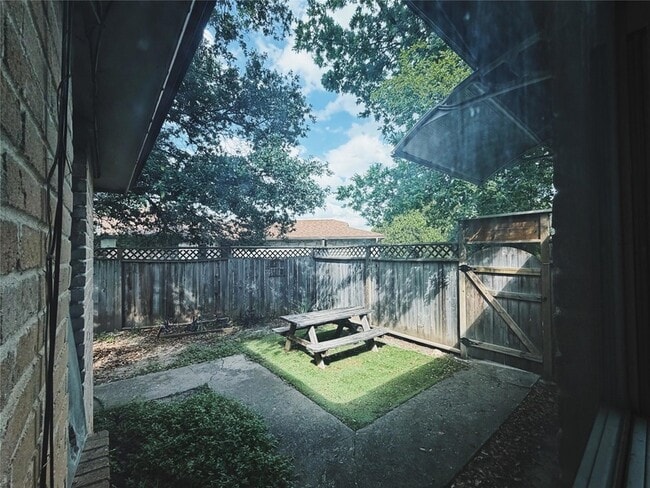 Building Photo - 9906 Hundred Oaks Cir