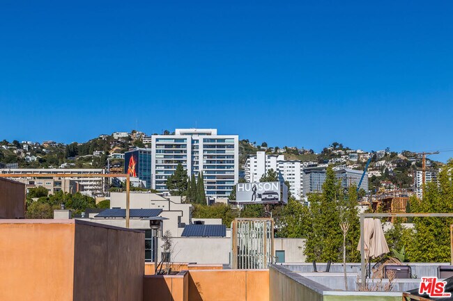 Building Photo - 900 N W Knoll Dr