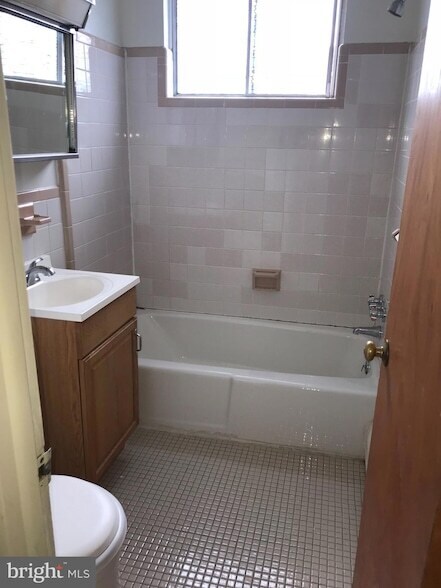 Building Photo - 910 Fox Chase Rd