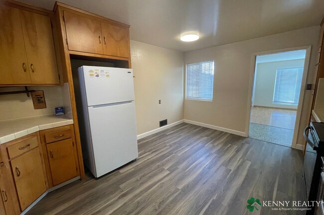 Building Photo - Upper 3 Bedroom, 2 Bathroom Unit of a Dupl...