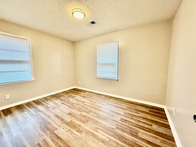 Building Photo - 3345 Charlotte Rd