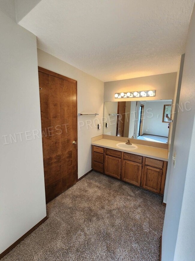 Building Photo - 3 bd 2ba Ranch Style Home with Deck, Fence...