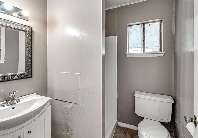 Building Photo - 3-Bedroom Available!