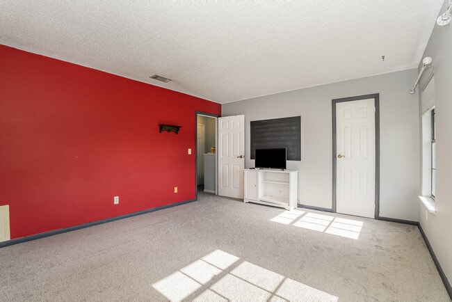 Building Photo - 3118 Manor Dr NE