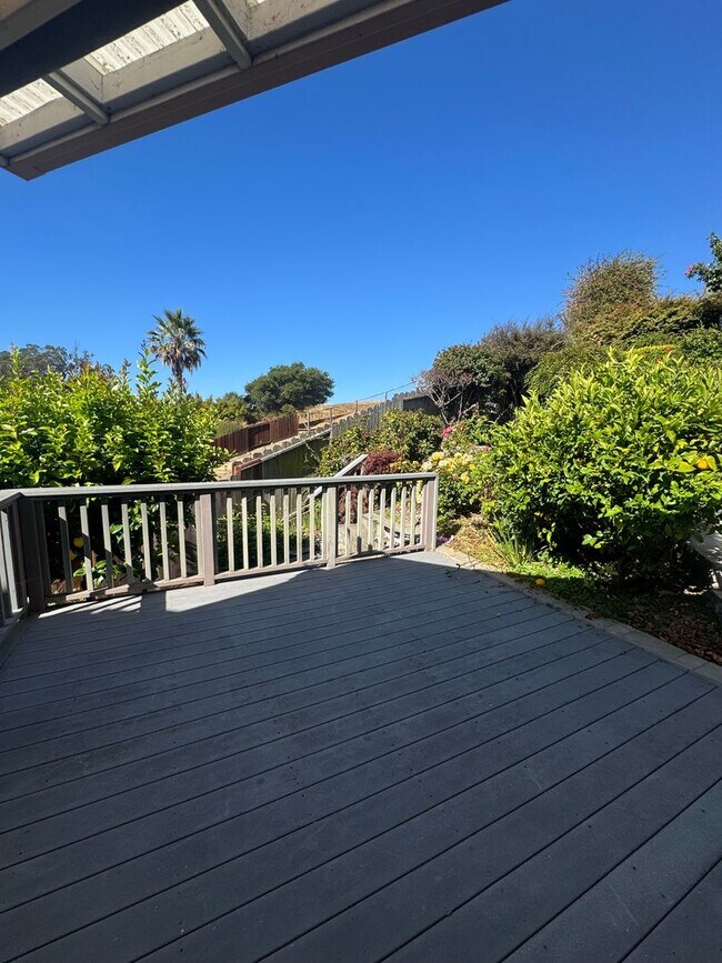Building Photo - Ocean view home on the hill in Santa Cruz!