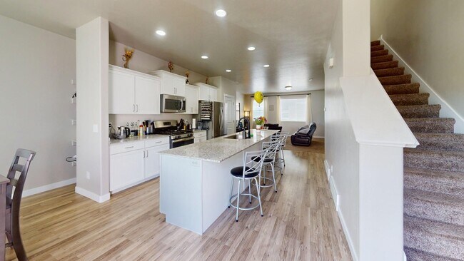 Building Photo - Spacious Townhome - 4 Bedrooms/3 Baths in South Jordan
