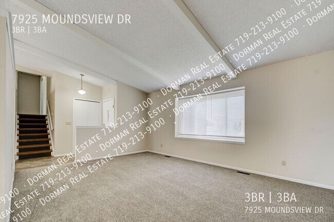Building Photo - Huge Sunroom with Tons of Natural Light!