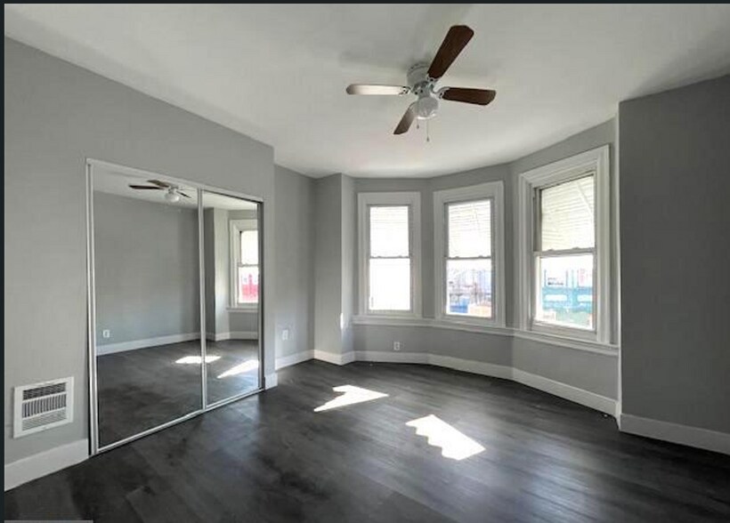 Primary Photo - 2437 W Toronto St