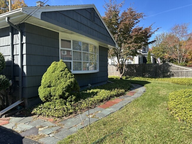 Building Photo - 31 Glenmere St