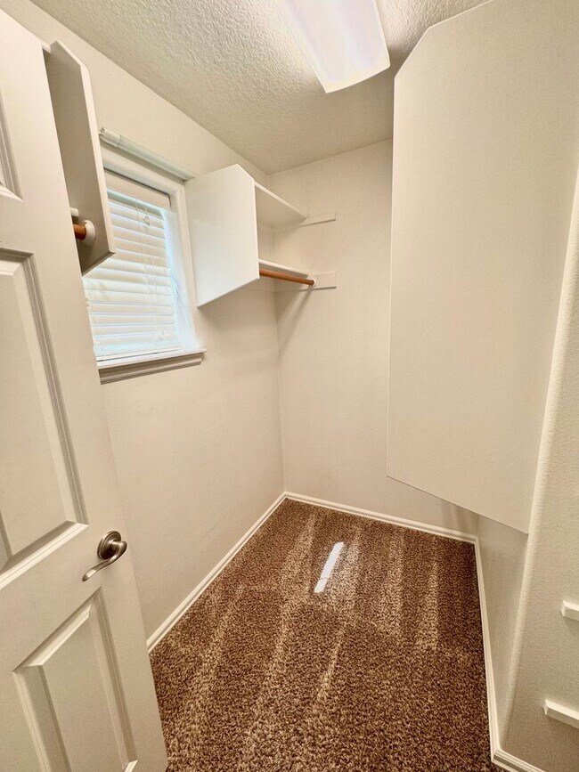 Building Photo - Beautiful Pet Friendly South Corvallis Home