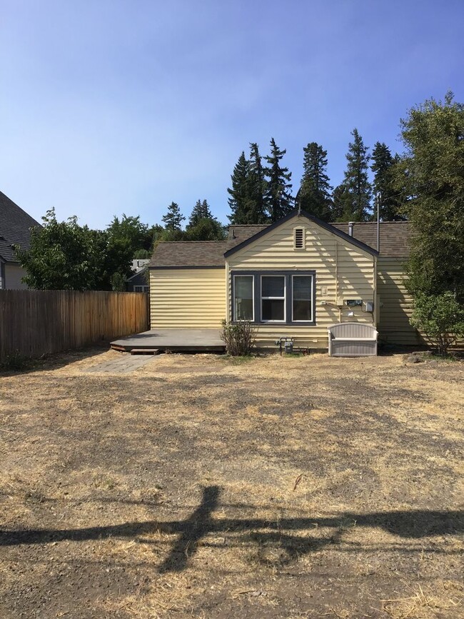 Building Photo - Darling SW Redmond Home for Rent!