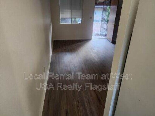 Building Photo - 2219 E Dortha Ave