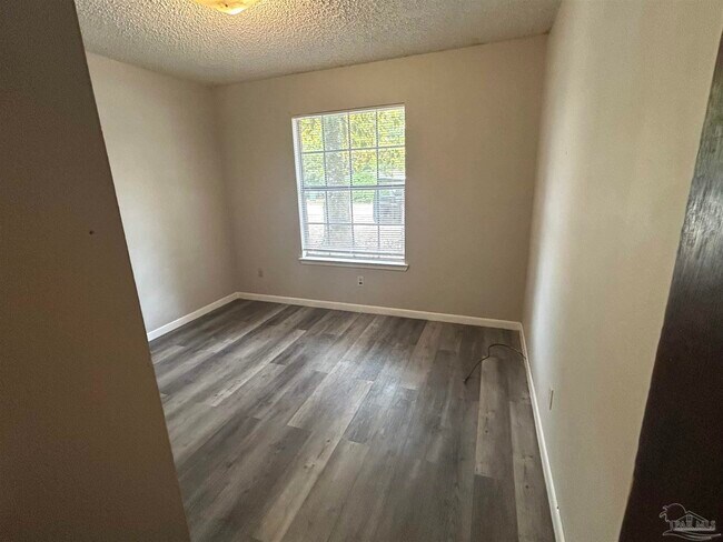 Building Photo - 1330 Lake Dr