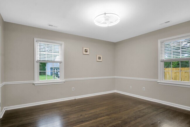 Building Photo - 117 Queen Mary Ct