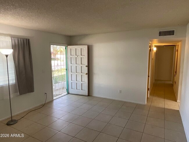 Building Photo - 247 E 7th Dr