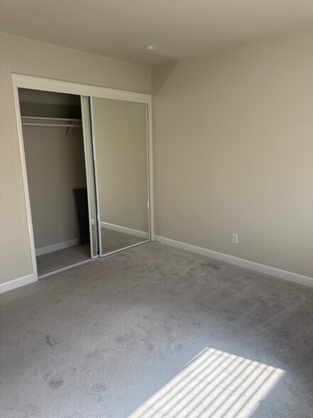Building Photo - 130 Village Ct