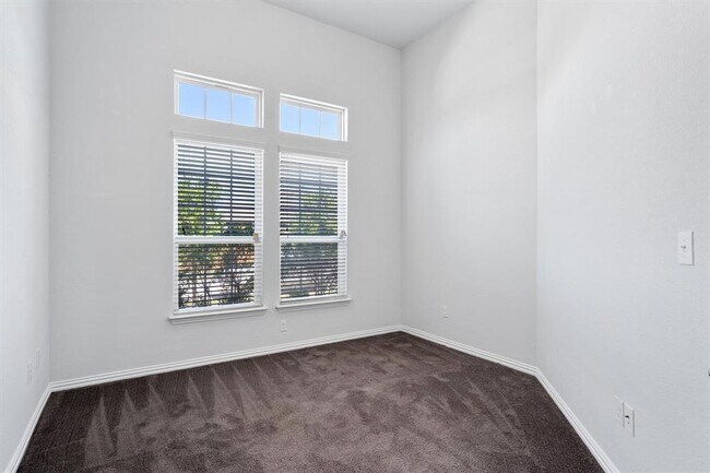 Building Photo - 497 Esperanza Dr