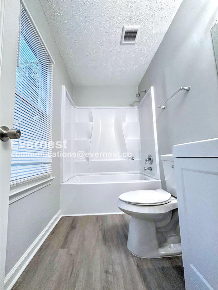 Building Photo - 5772-5773 3 Lakes Dr