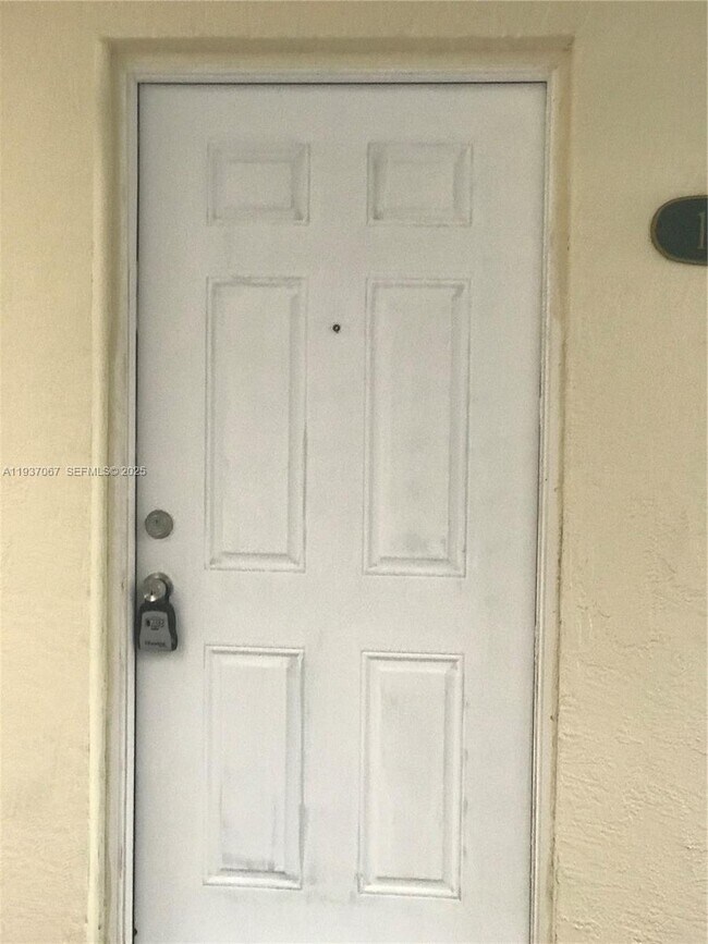 Building Photo - 10000 NW 80th Ct