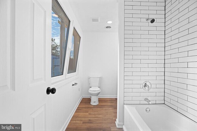 Building Photo - 49415 Holland Manor Dr