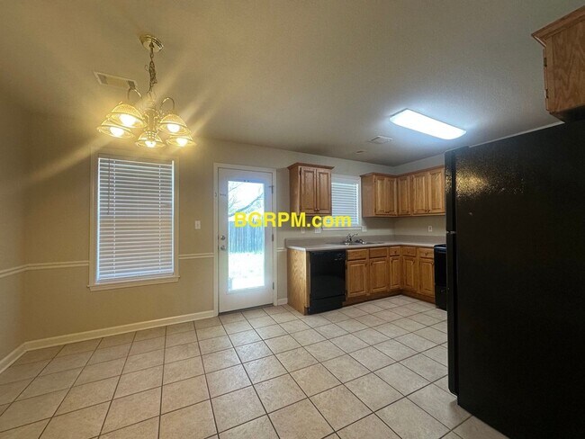 Building Photo - 3 Bed 2 Bath