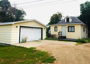 Building Photo - House- NW