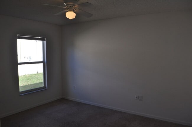 Building Photo - 3 Bedroom 2 Bath Home in Lehigh Woods