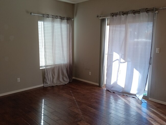 Building Photo - Spacious 3 bedroom, 2.5 bathroom home! Sho...