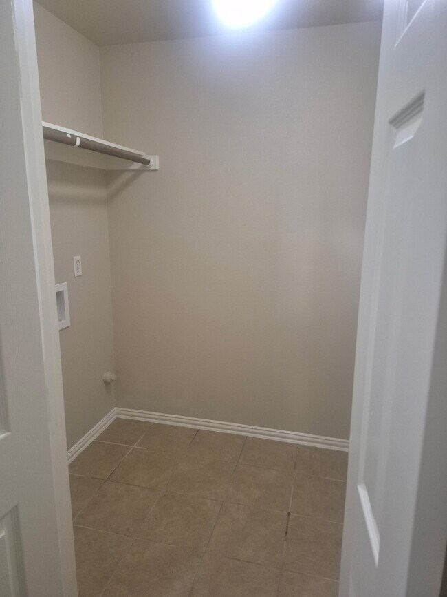 Building Photo - 709 Shady Meadow Ln