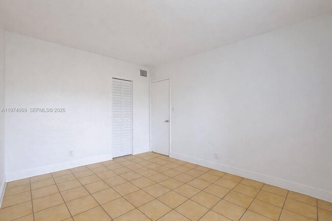 Building Photo - 13715 Kendale Lakes Cir