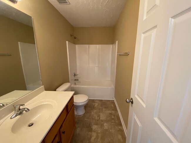 Building Photo - Open Plan with Split bedrooms